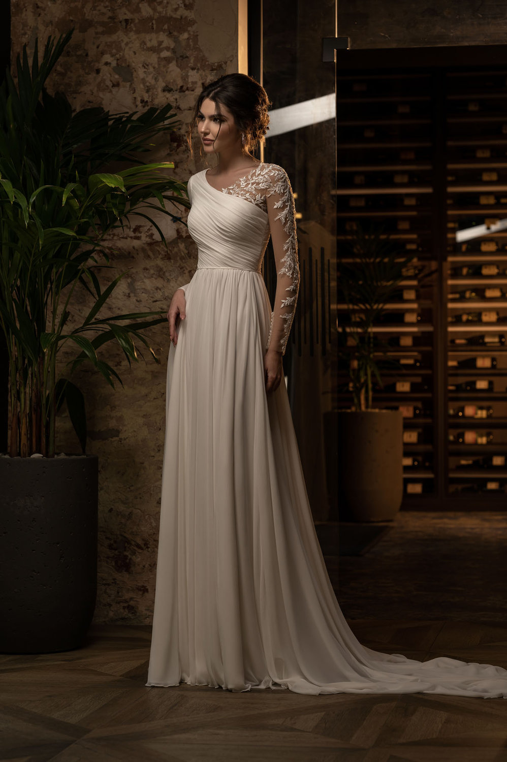 Asymmetrisches A-Linien-Brautkleid mit langen Spitzenärmeln und fließendem Chiffonrock