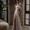Modernes A-Linien-Brautkleid aus Satin mit Off-Shoulder-Trägern, Beinschlitz und eleganter Silhouette