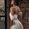 Rückenansicht Brautkleid mit Schnürung, freiem Rücken und off-shoulder Ärmeln aus Satin