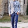 Extravagantes Bräutigam-Outfit in Hellblau mit floral gemustertem Sakko, Weste und Plastron – stilvoller Hochzeitslook mit modernem Twist.