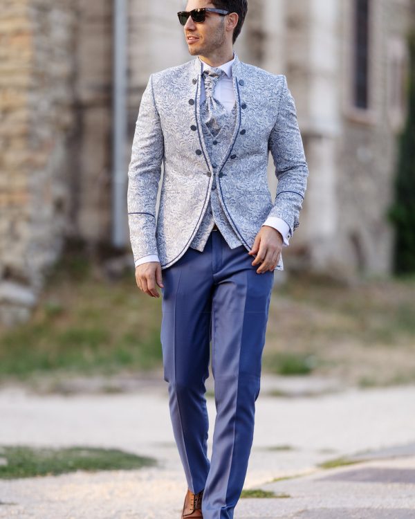 Extravagantes Bräutigam-Outfit in Hellblau mit floral gemustertem Sakko, Weste und Plastron – stilvoller Hochzeitslook mit modernem Twist.