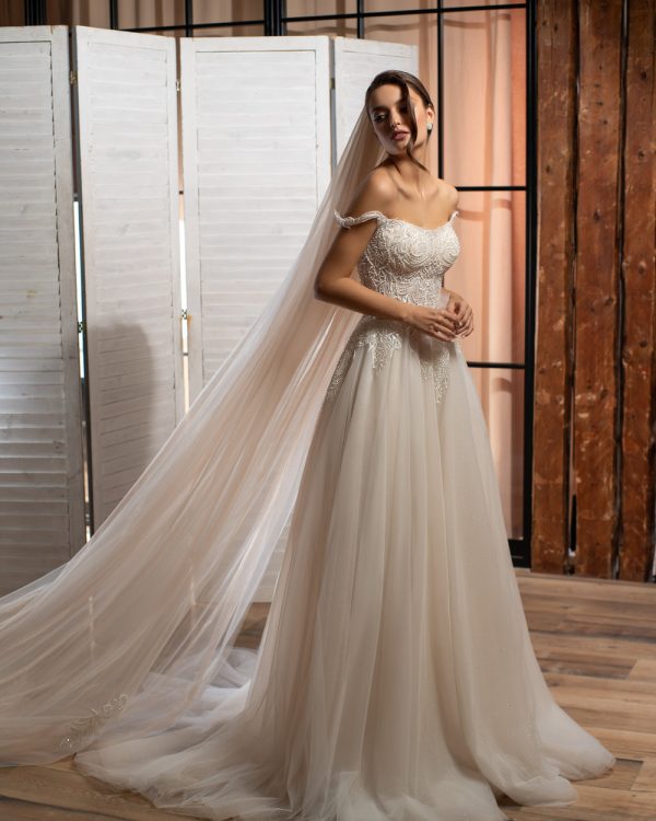 Prinzessin Brautkleid mit glitzernder Corsage, schulterfreien Trägern und fließendem Tüllrock – aufgenommen mit langer Schleppe und Schleier im romantischen Vintage-Ambiente.