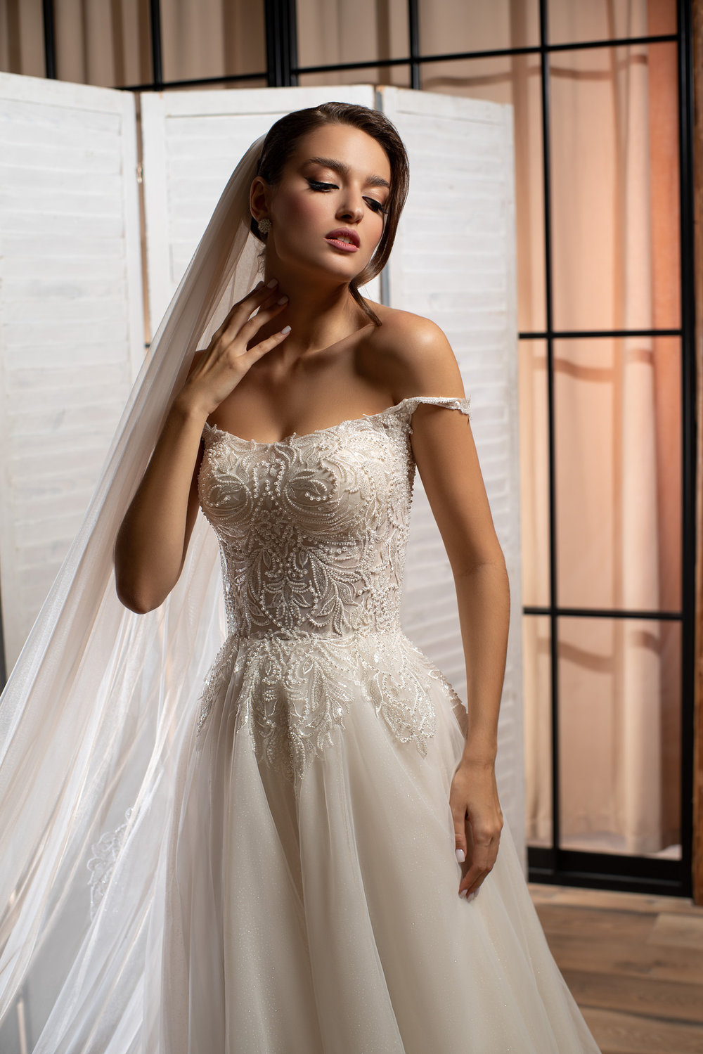 Detailansicht des Brautkleides mit fein bestickter Corsage, schulterfreien Trägern und funkelnden Applikationen.