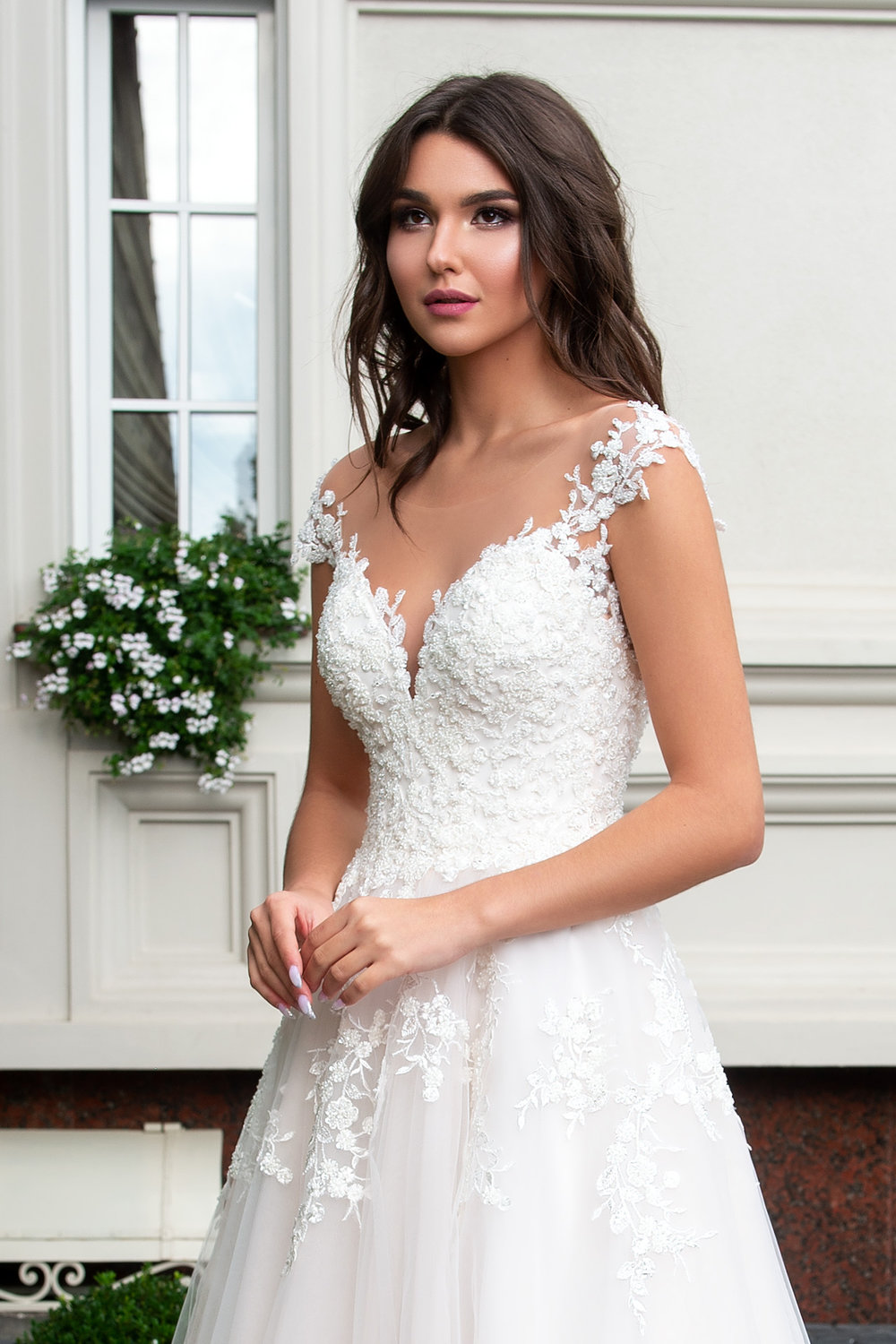 Nahaufnahme des Prinzessin Brautkleids mit zarten Trägern, Spitze und tiefem Ausschnitt