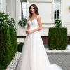 Prinzessin Brautkleid mit zarten Trägern und Tüllrock in Ivory, vorne fotografiert