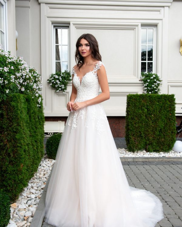 Prinzessin Brautkleid mit zarten Trägern und Tüllrock in Ivory, vorne fotografiert