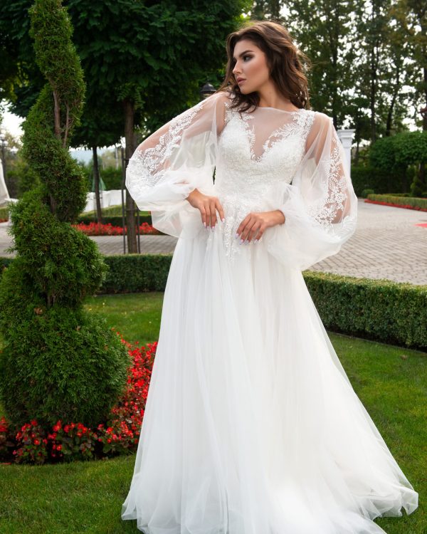Prinzessin Brautkleid mit langen transparenten Ärmeln, Tüllrock und Schleppe in Ivory – Vorderansicht