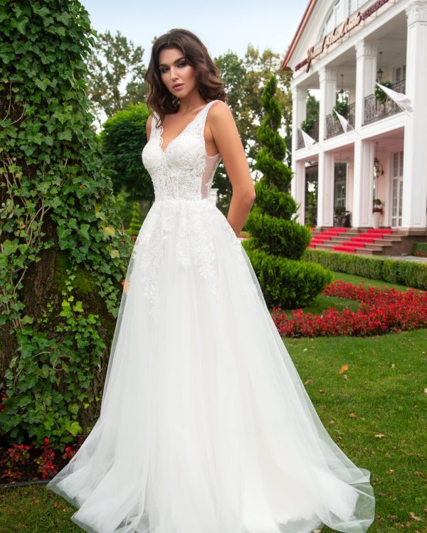 Prinzessin Brautkleid mit Tüllrock, langer Schleppe und transparenten Cutouts in Ivory – Vorderansicht