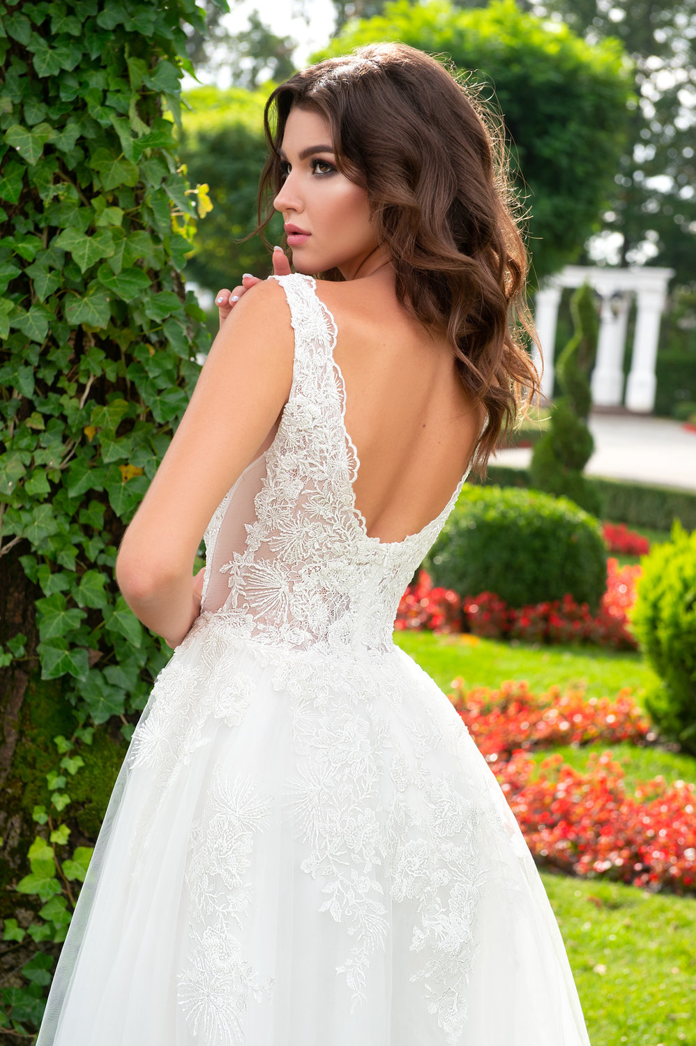 Rückenansicht von Prinzessin Brautkleid mit V-Rückenausschnitt, Spitzenkorsage und Tüllrock in Ivory