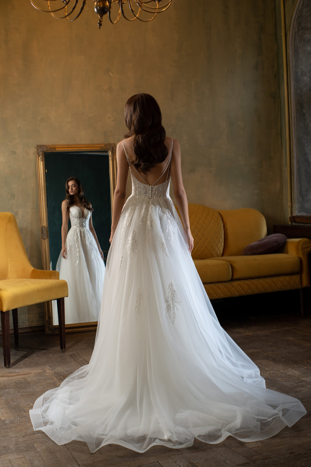 Rückansicht des Brautkleides mit glatter Tüllführung, dekorativen Details und verdecktem Reißverschluss für einen nahtlosen, eleganten Abschluss.