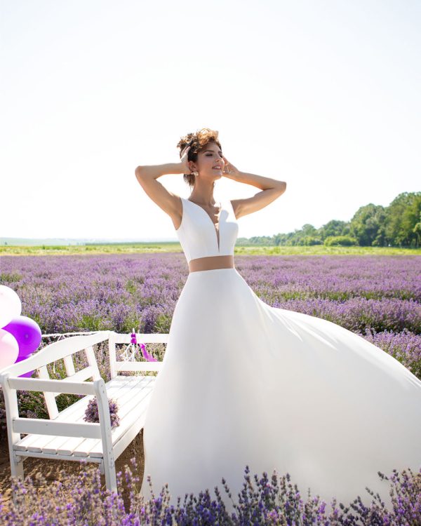 Modernes A-Linien-Brautkleid für das Standesamt mit Zweiteiler-Optik und fließendem Rock aus Stretch-Stoff