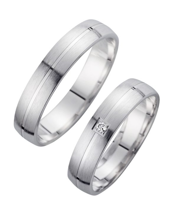 Trauringe aus Weißgold mit mattierter Oberfläche und dezentem Diamantbesatz