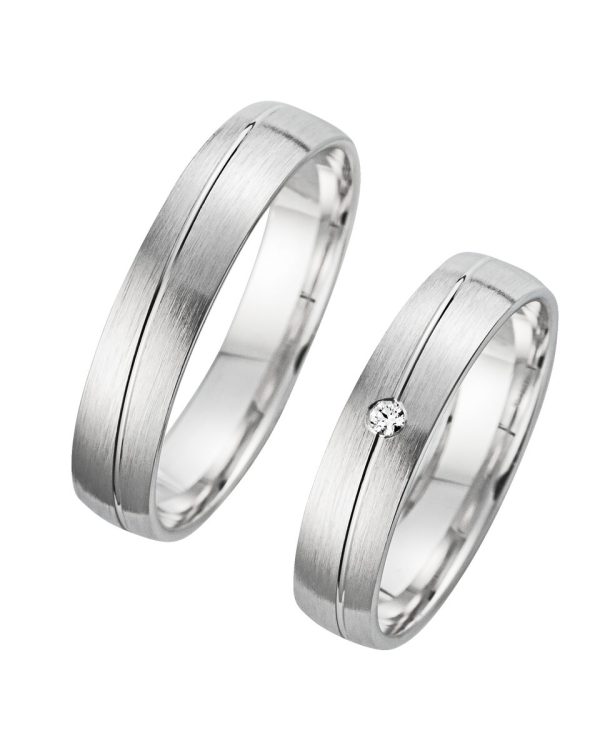 Zeitlose Trauringe mit feiner Mittellinie, matter Oberfläche und funkelndem Brillantbesatz
