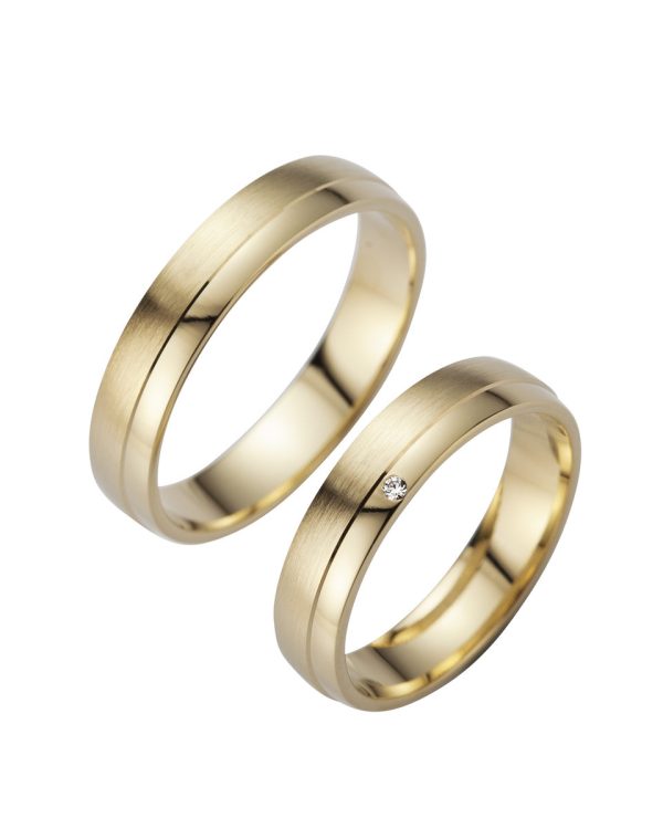 Zeitlose Trauringe aus mattiertem Gelbgold mit feiner Rille und dezentem Diamant