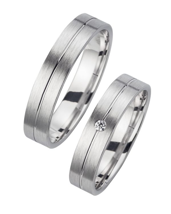 Elegante Trauringe aus mattiertem Weißgold mit feiner Linie und Diamant im Damenring