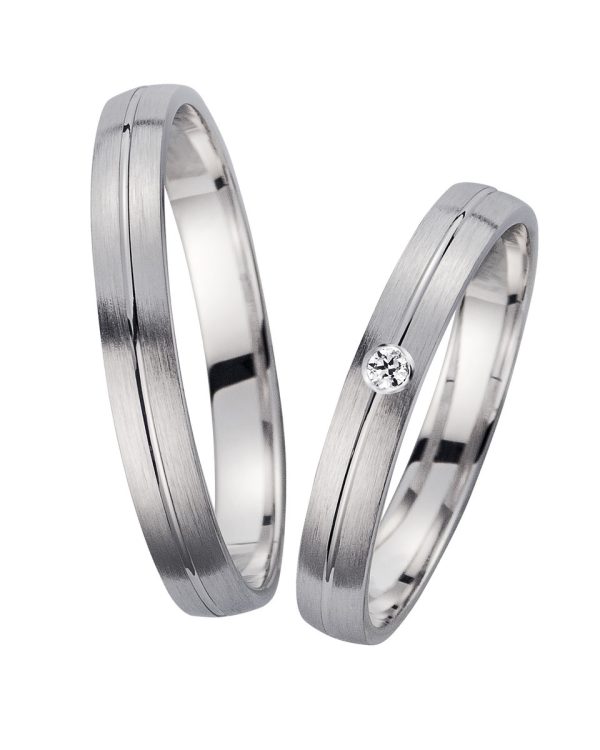 Klassische Trauringe aus Weißgold mit schmaler Rille und Brillantbesatz im Damenring
