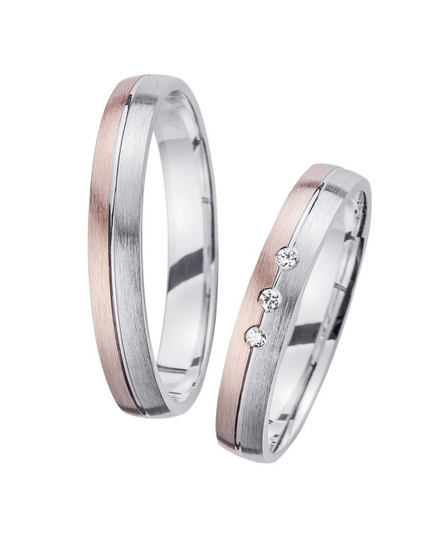 Elegante Trauringe mit matter Oberfläche und drei funkelnden Brillanten im Damenring