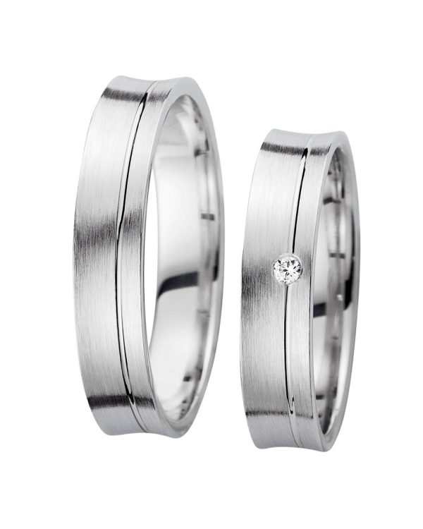 Zeitlose Trauringe mit mattierter Oberfläche und einem funkelnden Brillanten im Damenring