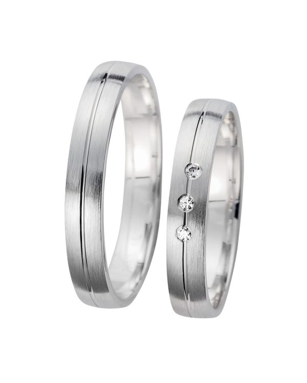 Moderne Trauringe mit mattierter Oberfläche und drei funkelnden Brillanten im Damenring