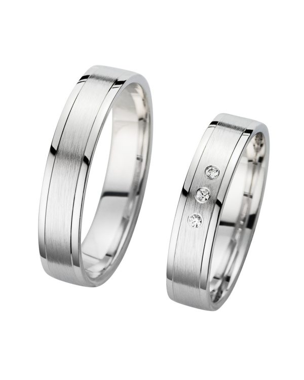 Trauringe mit Weißgold – moderne Eheringe mit mattierter Oberfläche und feinen Brillanten