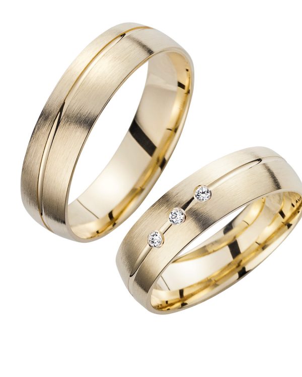 Trauringe mit Gelbgold – klassische Eheringe mit mattierter Oberfläche, diamantierter Fuge und funkelnden Brillanten
