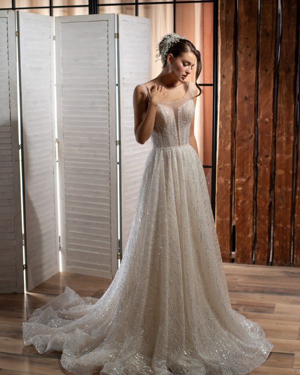 Romantisches Prinzessin-Brautkleid mit Glitzertüll, Corsagenoberteil und Schnürung – aufgenommen im stilvollen Studio mit Holzdekor und Paravent im Hintergrund.