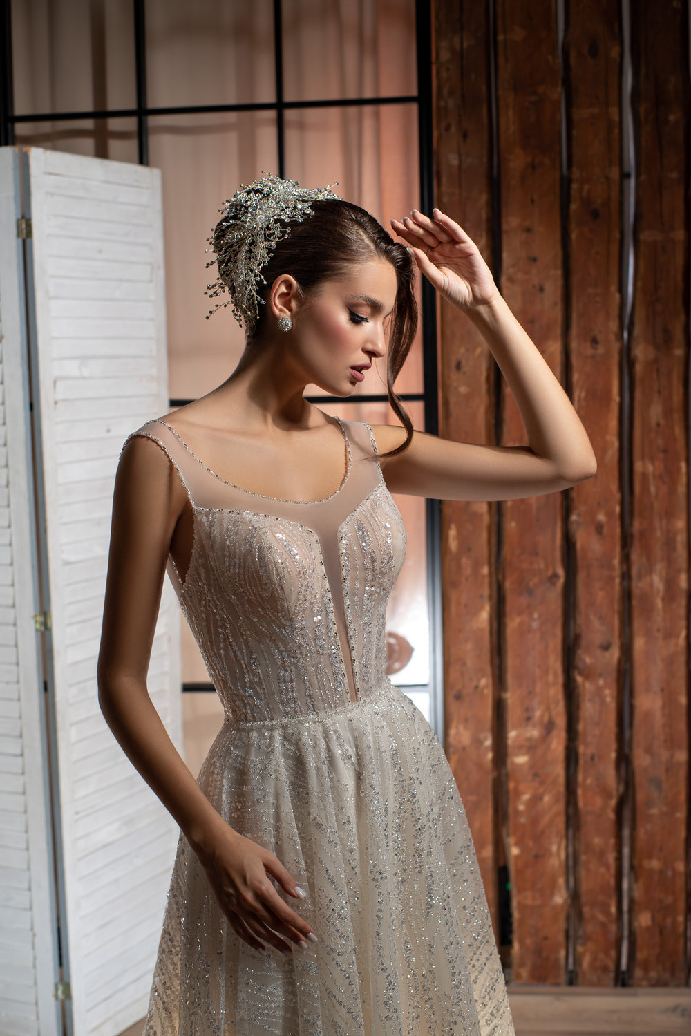 Nahaufnahme der mit Perlen bestickten Corsage mit transparentem Tüll und betonten Nähten – elegantes Prinzessin-Brautkleid mit feinem Träger-Design.