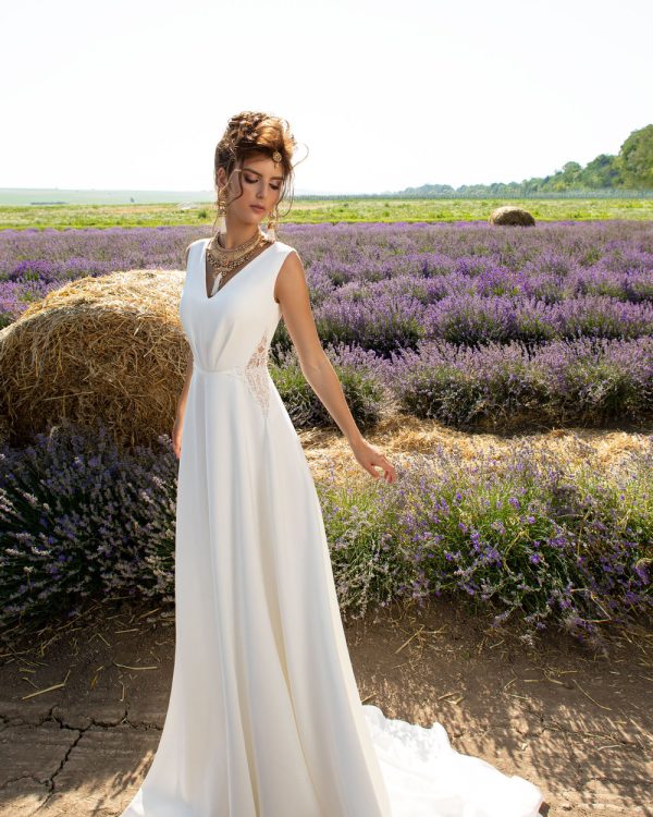 A-Linie Brautkleid mit V-Ausschnitt und eleganten Spitzen-Cut-Outs – ideal für das Standesamt.