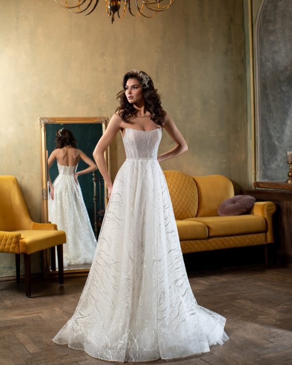 Prinzessin Brautkleid mit Herzausschnitt und weich fallendem Tüllrock – elegante Braut vor antikem Spiegel.