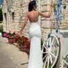 Rückenansicht eines modernen Fit & Flare Brautkleides mit tiefem Rückenausschnitt, Reißverschluss und filigranen Spitzendetails.