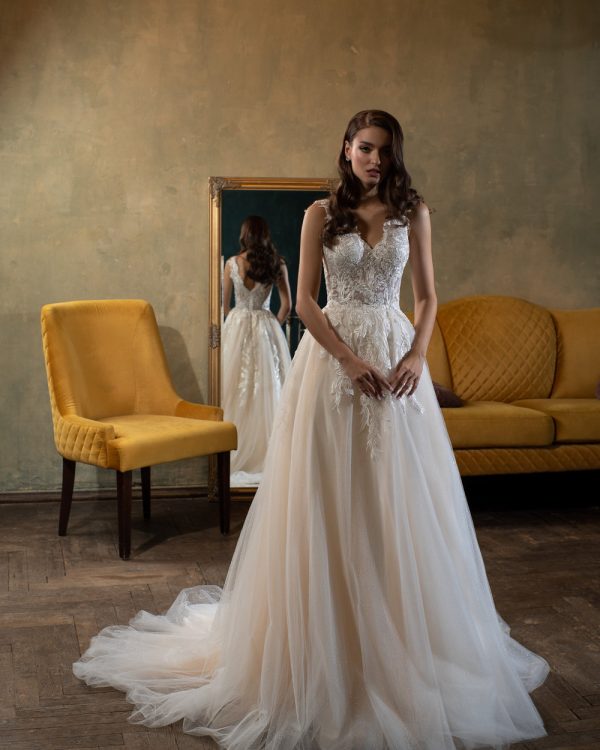 Prinzessin Brautkleid mit fein besticktem Oberteil und Tüllrock, frontal aufgenommen im Vintage-Salon mit Spiegel- und Samtstuhl-Dekor.