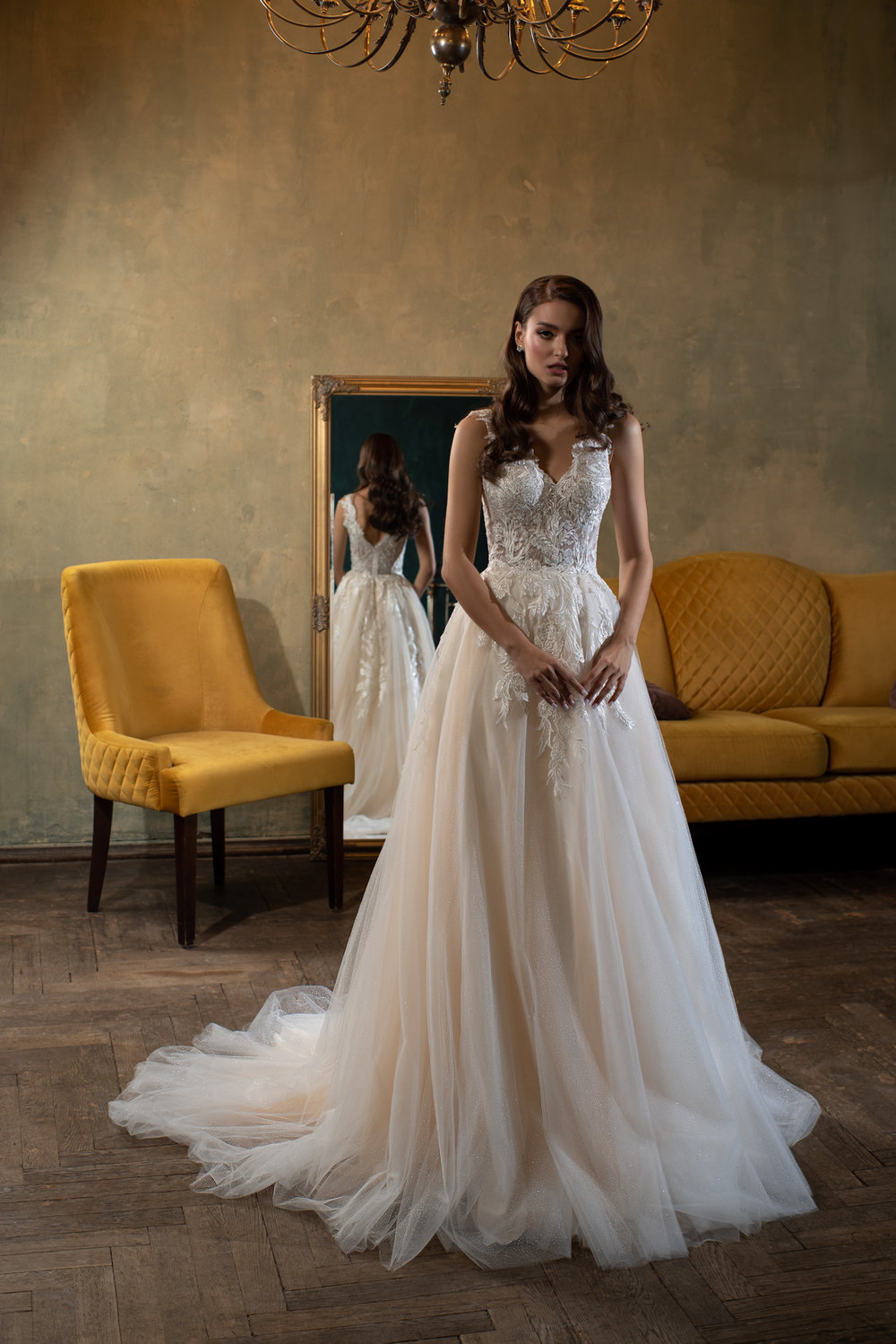 Prinzessin Brautkleid mit fein besticktem Oberteil und Tüllrock, frontal aufgenommen im Vintage-Salon mit Spiegel- und Samtstuhl-Dekor.