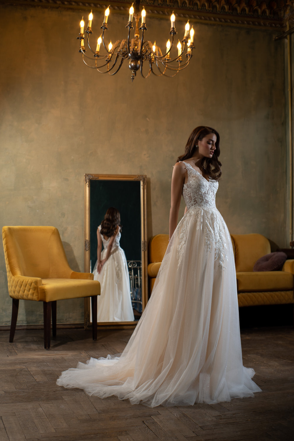 Frontalansicht eines Prinzessin-Brautkleids mit floraler Spitze, Corsagen-Oberteil und fließendem Tüllrock – eleganter und romantischer Look für moderne Bräute.