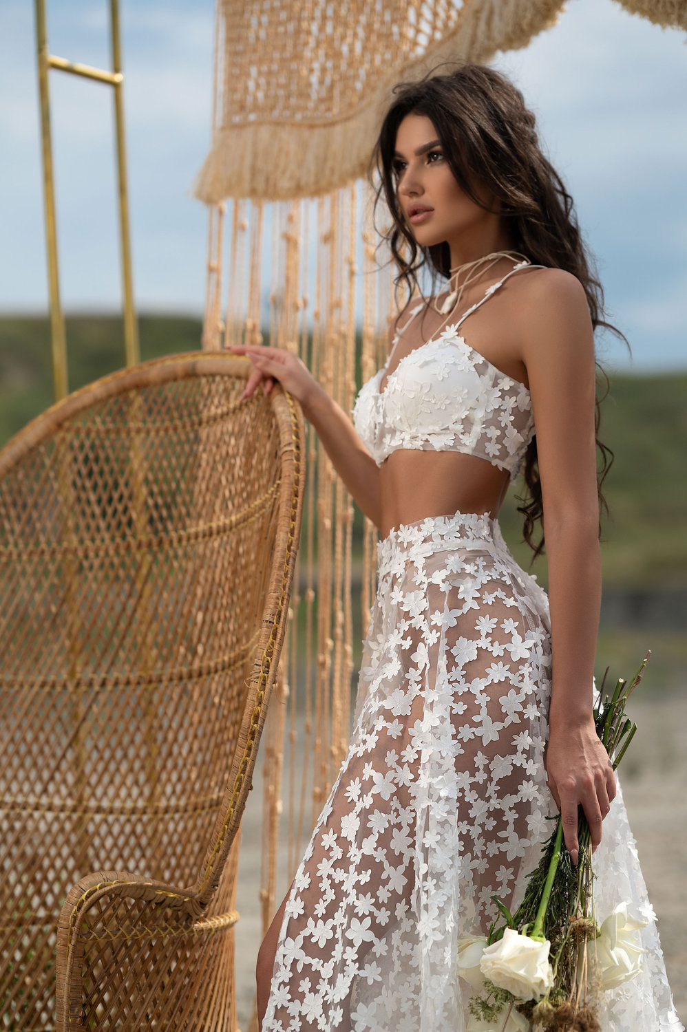 Zweiteiliges Brautkleid in Ivory mit 3D-Blumen, A-Linien-Rock und langer Schleppe im modernen Boho-Look