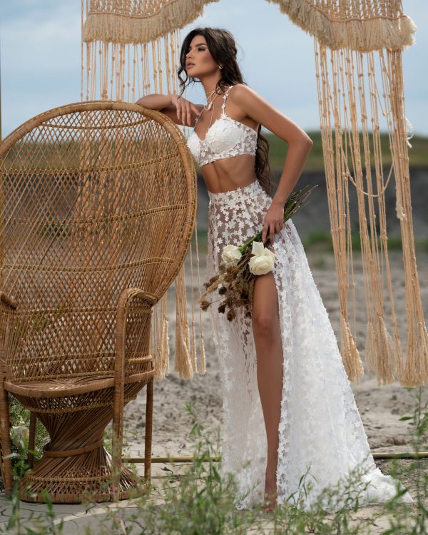 2-teiliges Brautkleid in Ivory mit 3D-Blumen, A-Linien-Rock und langer Schleppe – Vorderansicht