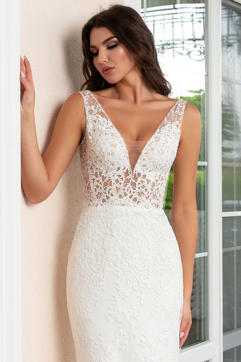 Nahaufnahme von Fit & Flare Brautkleid in Ivory mit durchsichtiger Korsage und floraler Spitze