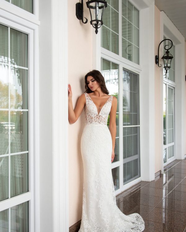 Fit & Flare Brautkleid in Ivory mit transparenter Korsage, Spitze und Schleppe – Vorderansicht