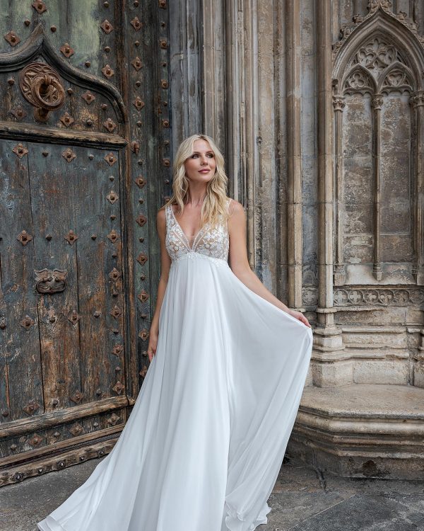 Umstandsbrautkleid mit funkelndem Spitzenoberteil und fließendem Chiffonrock – Frontansicht