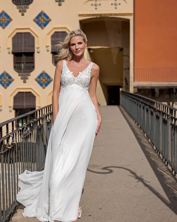 Luftiges Umstandsbrautkleid mit Spitze und fließendem Rock – perfekte Wahl für schwangere Bräute