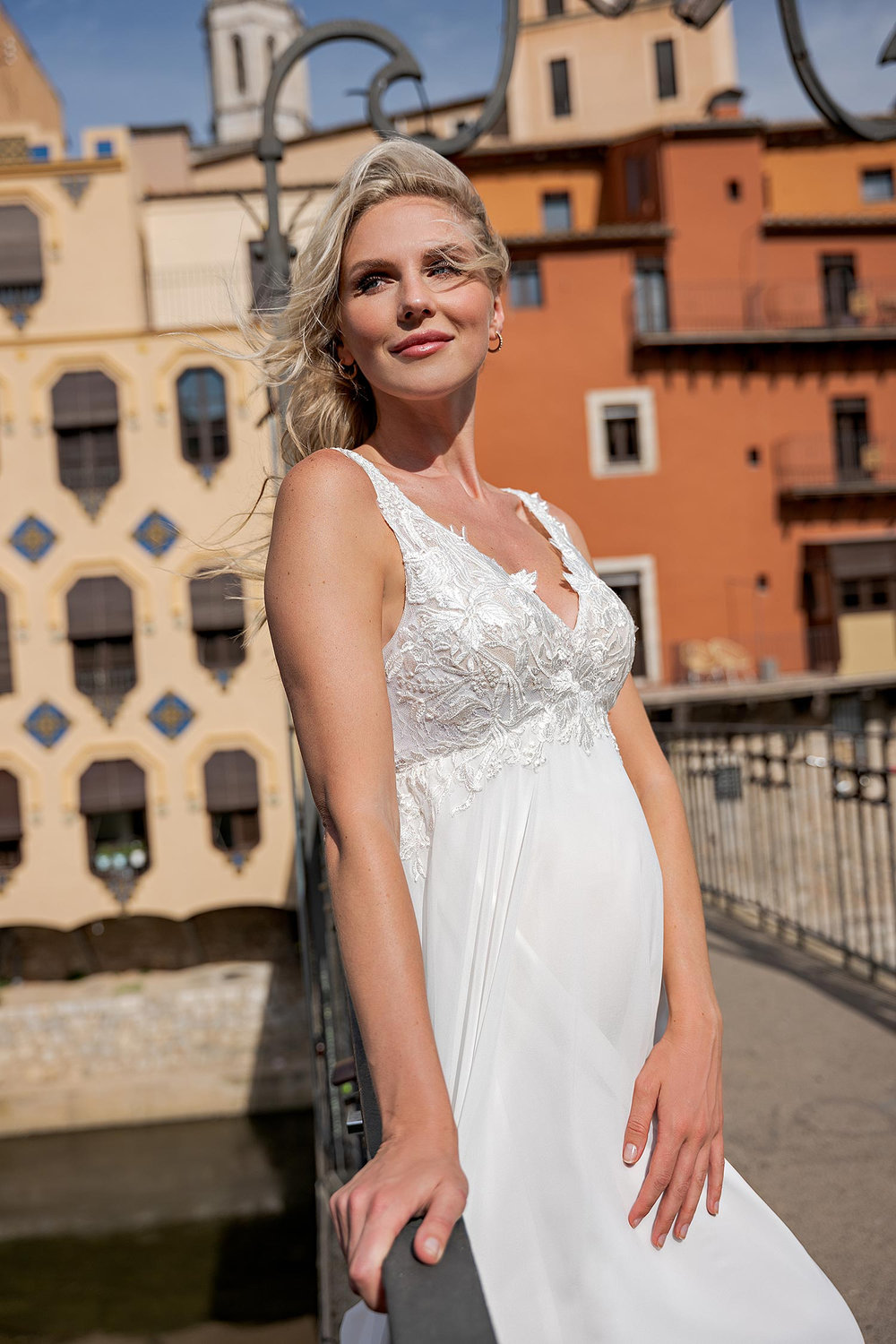 Detailansicht des luftigen Umstandsbrautkleides mit zarter Spitze und femininen Trägern