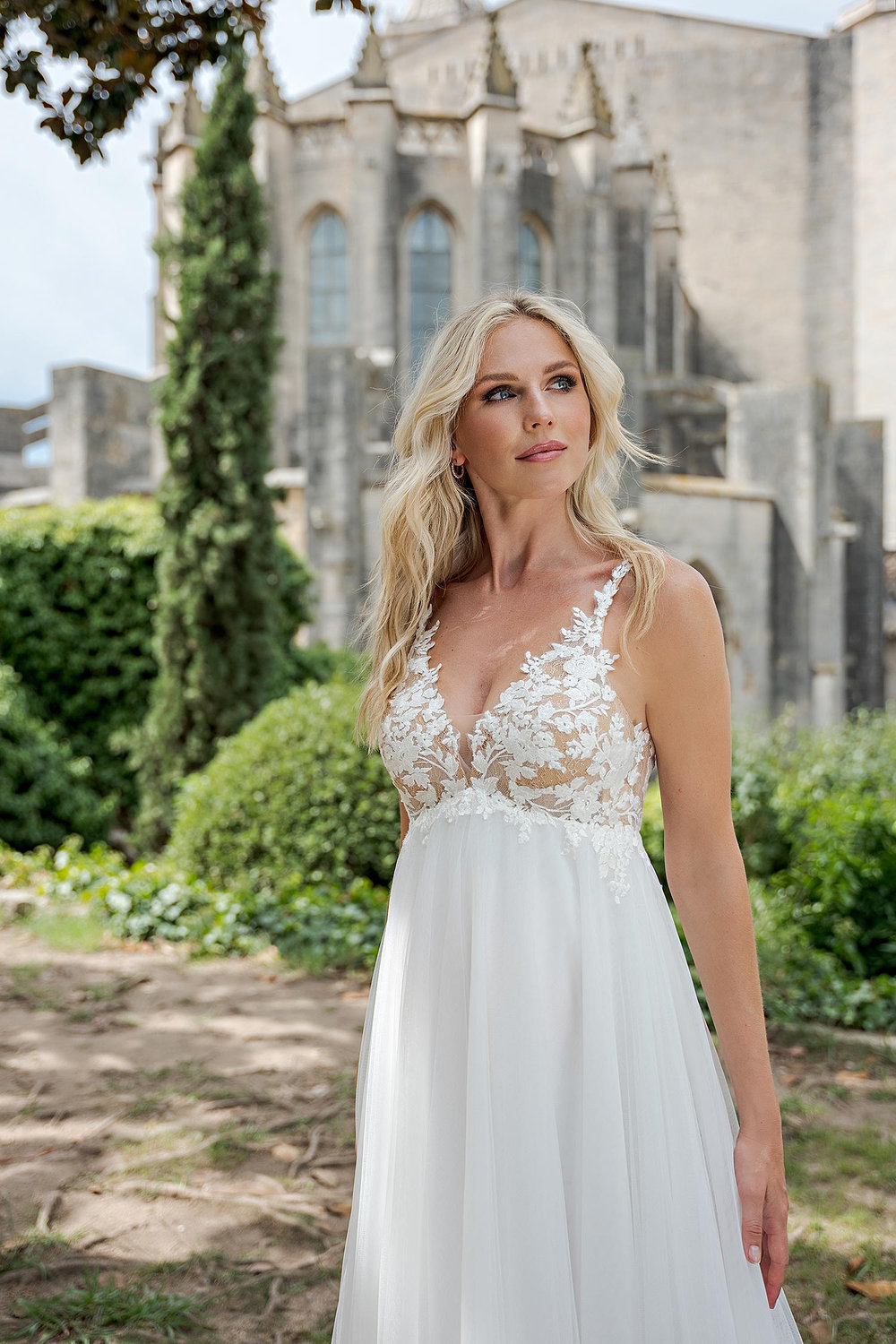 Detailaufnahme vom Spitzenoberteil eines romantischen Umstandsbrautkleids