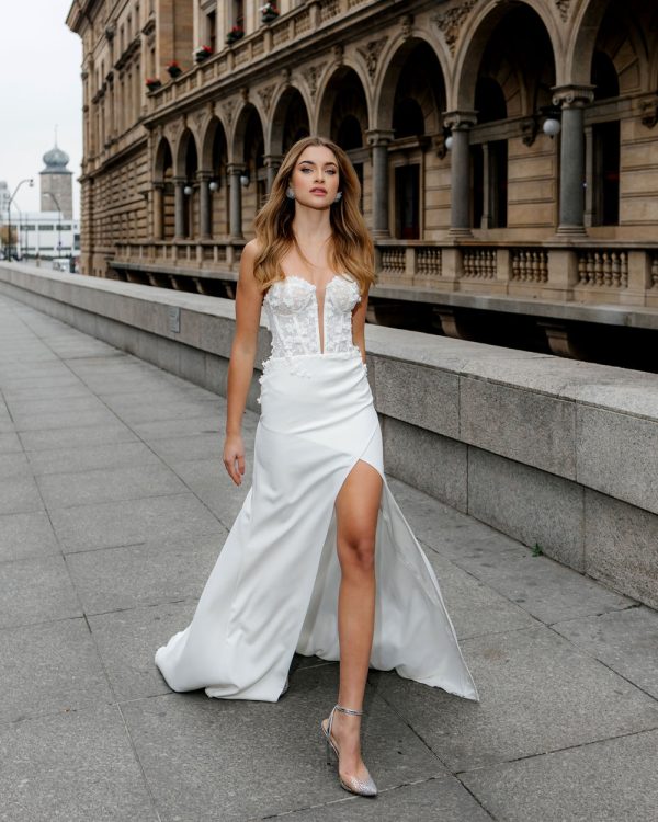 Elegantes Fit & Flare Brautkleid mit figurbetonter Silhouette und hoher Beinschlitz