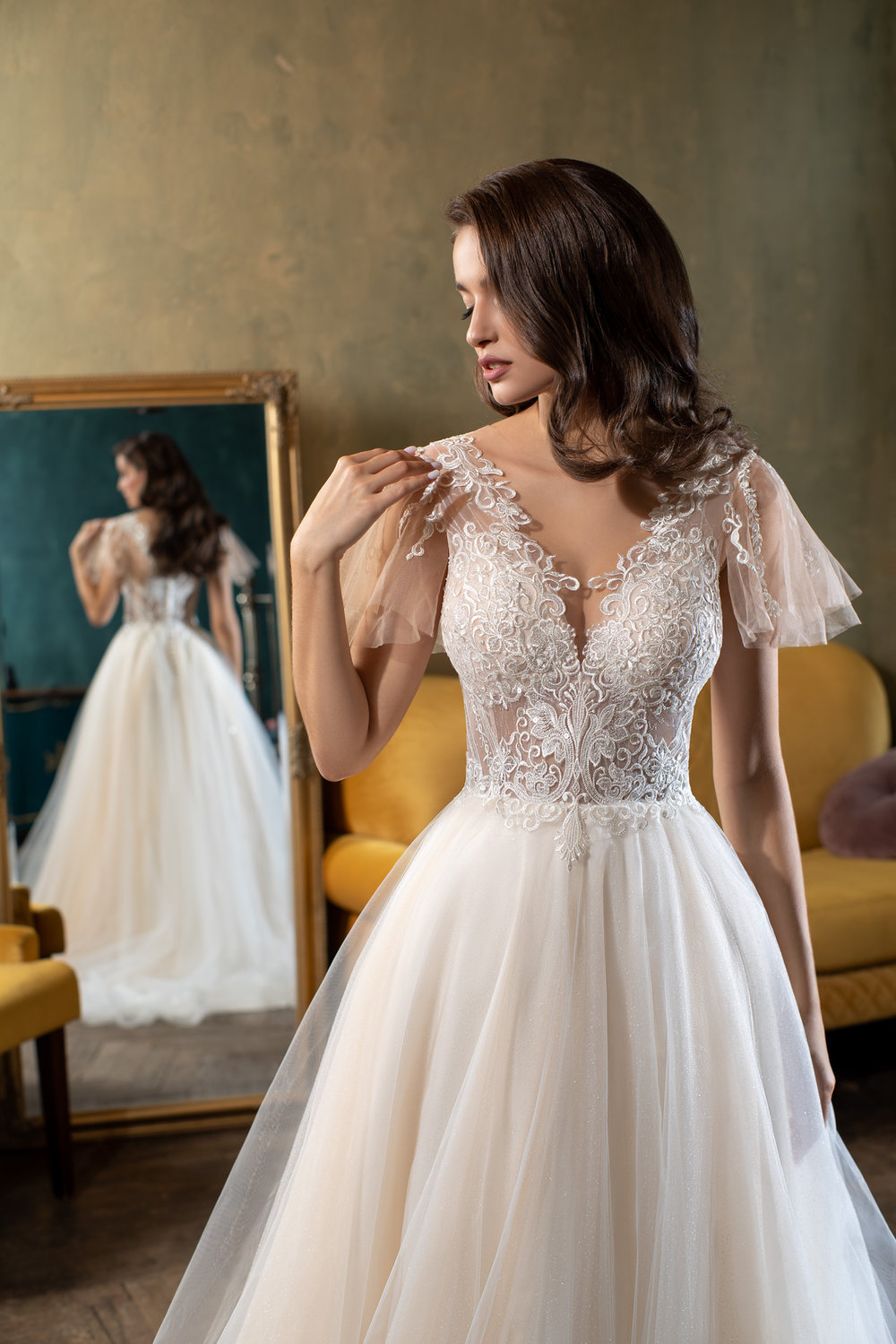 Prinzessin-Brautkleid mit V-Ausschnitt, floraler Spitze, zarten Flügelärmeln aus Tüll und fließendem Rock in A-Linie.