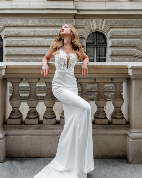 Fit & Flare Brautkleid mit tiefem V-Ausschnitt und Spitze – modernes Hochzeitskleid im eleganten Design