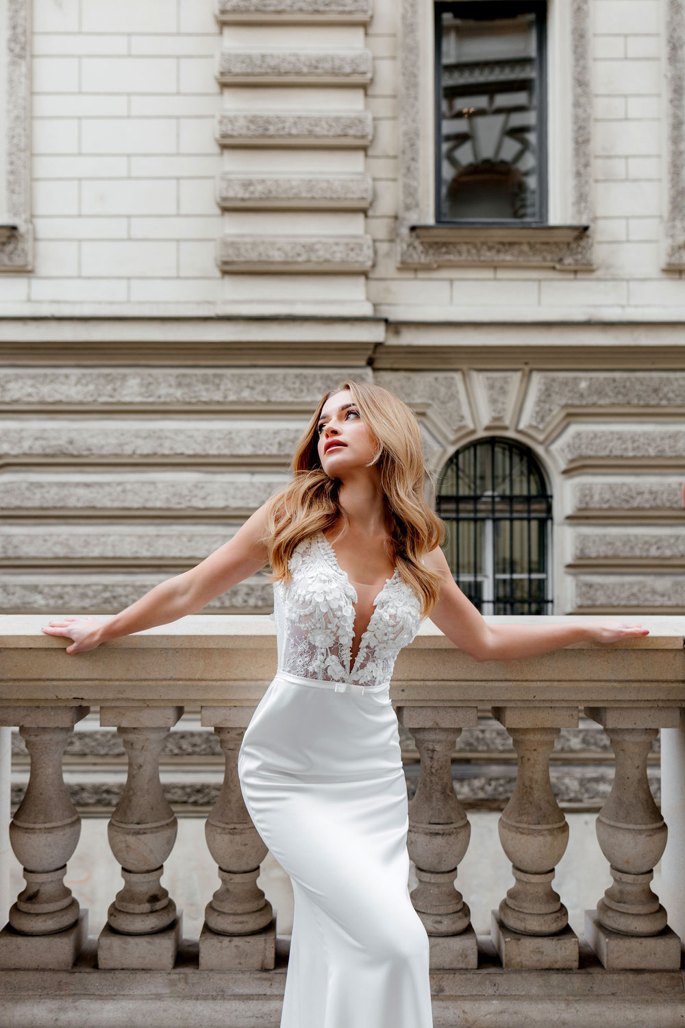 Detailansicht vom Fit & Flare Brautkleid mit floraler Spitze und verführerischem Dekolleté