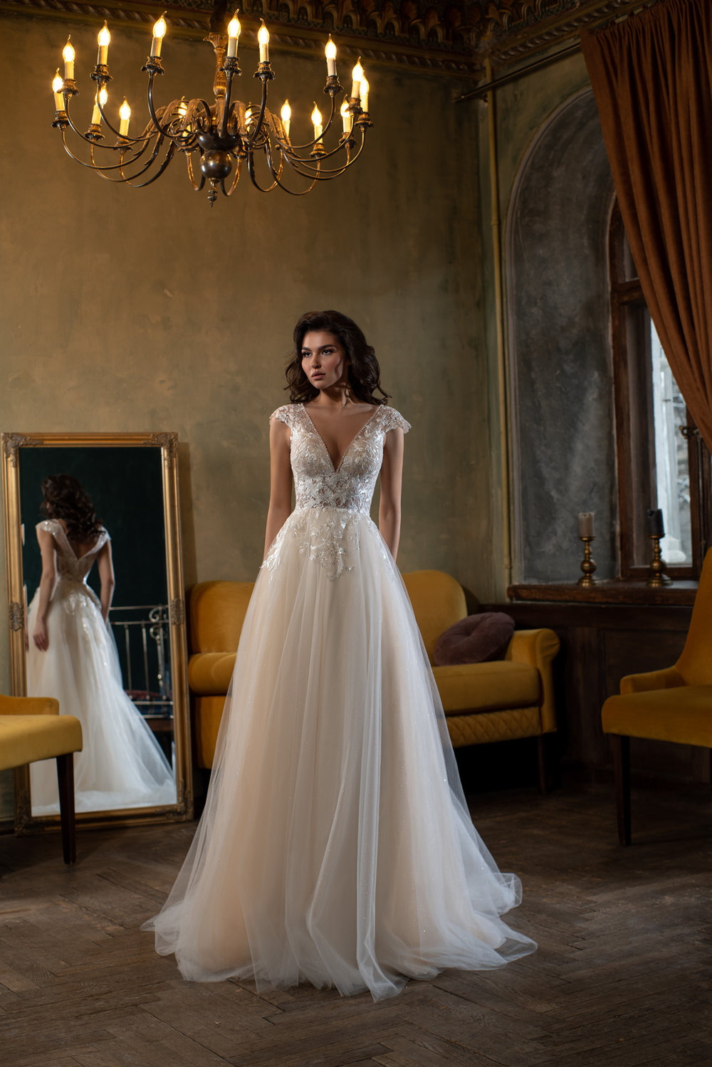 Prinzessin Brautkleid mit transparentem Oberteil, V-Ausschnitt, floraler Spitze und weitem, mehrlagigem Tüllrock.