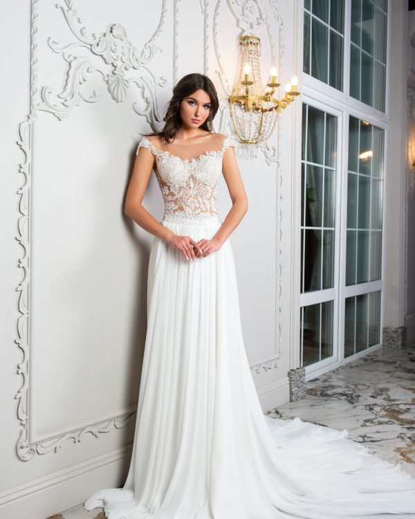 A-Linie Brautkleid mit Spitzenoberteil in Tattoooptik, Chiffonrock und Schleppe in Ivory – Vorderansicht