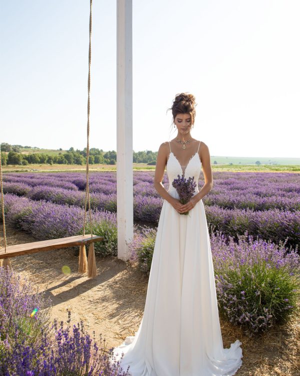 A-Linie Brautkleid mit zartem Spitzentop, ideal für das Standesamt, romantisches Design mit fließendem Rock.