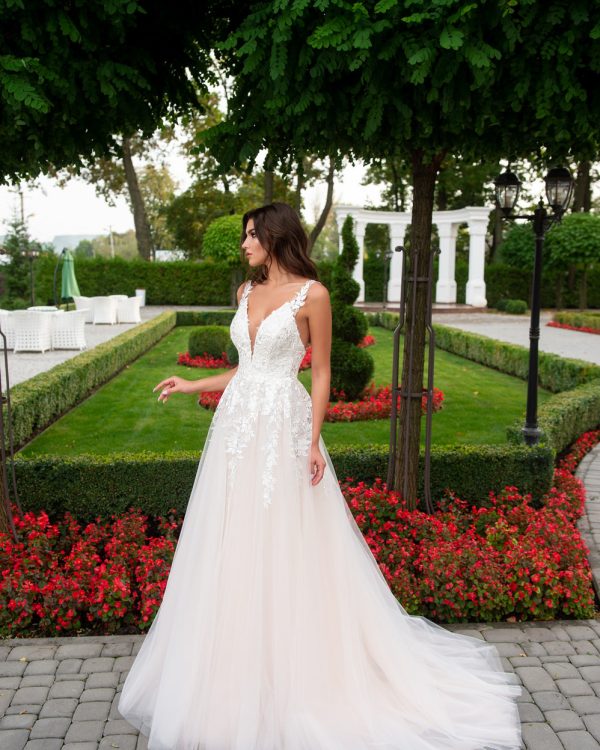 Prinzessin Brautkleid in Apricot mit Spitzenkorsage, Tüllrock und Schleppe – Vorderansicht