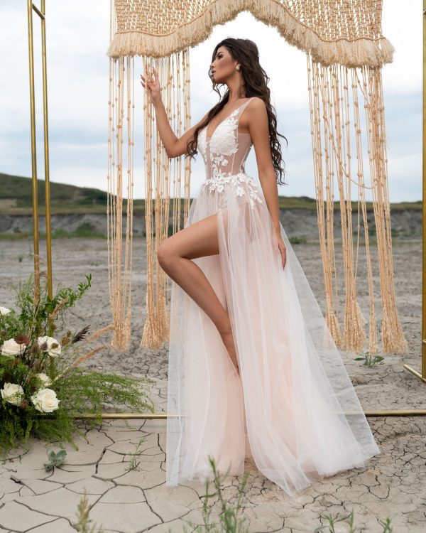 Boho & Vintage Brautkleid in Apricot mit floraler Spitze, Tüllrock und Beinschlitz – Vorderansicht